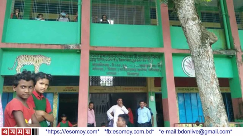 খানসামা উপজেলা প্রাথমিক শিক্ষা তদন্তকারী কর্মকর্তার সামনে প্রধান শিক্ষিকাকে হেনস্থা।...