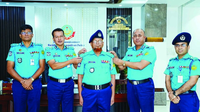 আরএমপিতে পদোন্নতি প্রাপ্ত দুই কর্মকর্তাকে র‍্যাংক ব্যাজ প্রদান।...