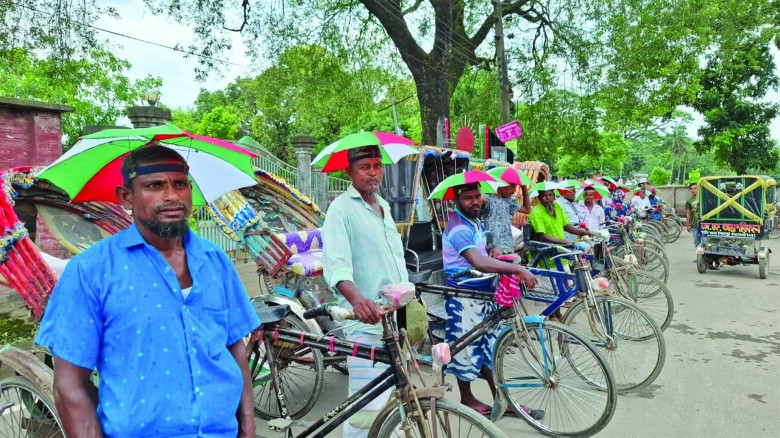 সৈয়দপুরে রিকশা চালকদের মাঝে ক্যাপ ছাতা বিতরণ।