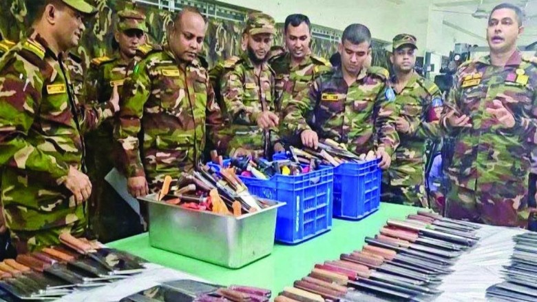 নিউমার্কেটে সেনাবাহিনীর অভিযানে ১১ শতাধিক ধারালো অস্ত্র উদ্ধ