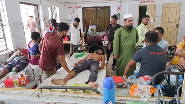 নড়াইলে সড়ক দুর্ঘটনায় স্কুলছাত্র নিহত, আহত ৬।...