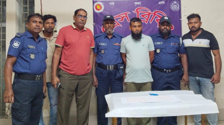 ইয়াবাসহ মোল্লাহাটে যুবক গ্রেফতার।