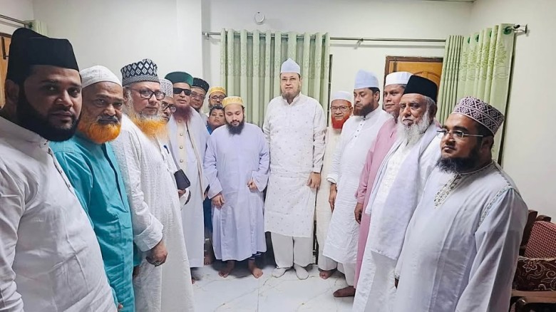 মাইজভাণ্ডার দরবার শরীফের পীর সাহেব অসাধারণ ব্যস্ততা ও ঐক্য প