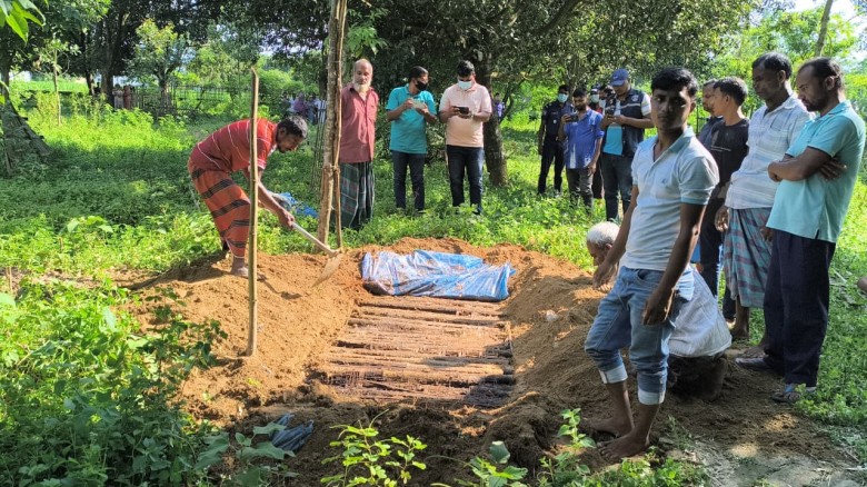 রাণীশংকৈলে কবর থেকে শিশুর লাশ উত্তোলন।