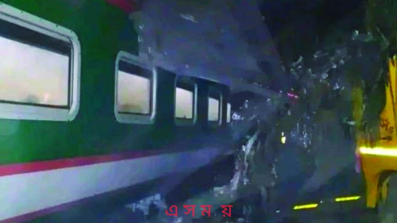 গাজীপুরে ট্রেনের ধাক্কায় ট্রাক দুমড়ে-মুচড়ে গিয়ে নিহত ২