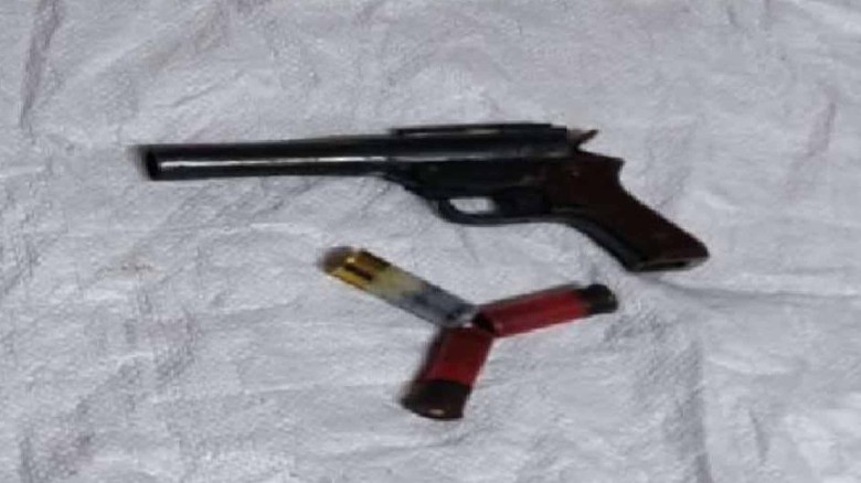 ঝিনাইদহে সেনাবাহিনী-পুলিশের যৌথ অভিযানে রিভলবার ও গুলি উদ্ধা