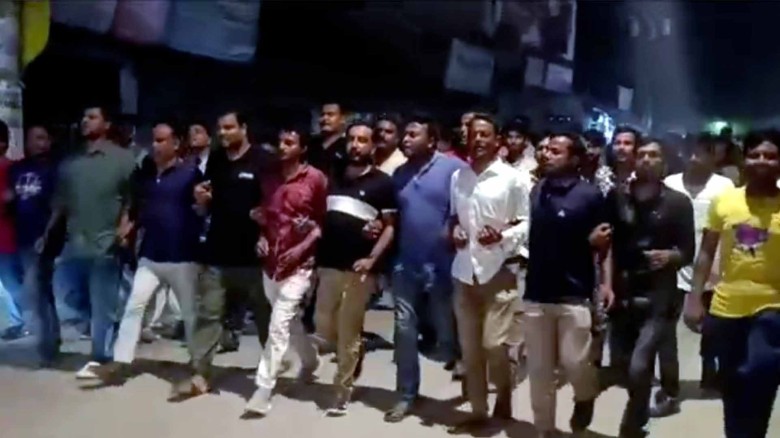 পাঁচবিবিতে ছাত্রলীগ-যুবলীগের ককটেল বিস্ফোরণ ও সড়কে অগ্নিসংযো