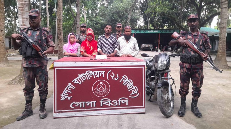 শার্শা সীমান্ত দিয়ে অবৈধভাবে ভারতে যাওয়ার সময় আটক ৪ জন।