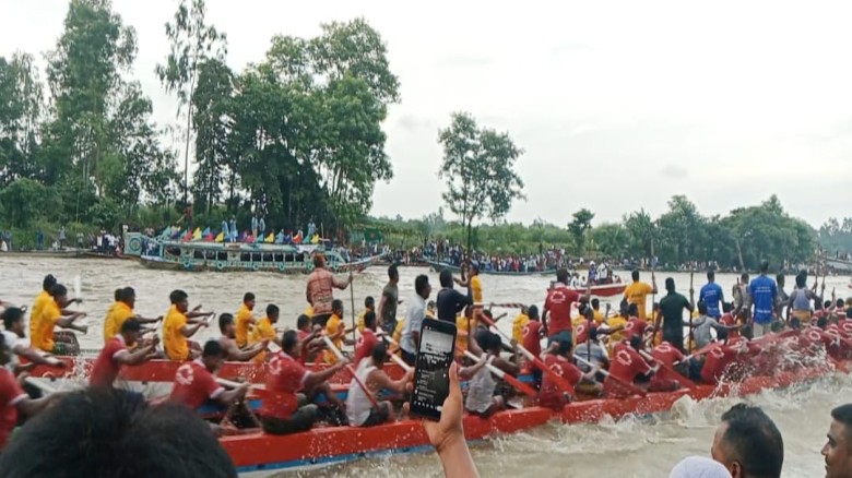 ঘিওরের কালিগঙ্গা নদীতে নৌকা বাইচ অনুষ্ঠিত হয়েছে