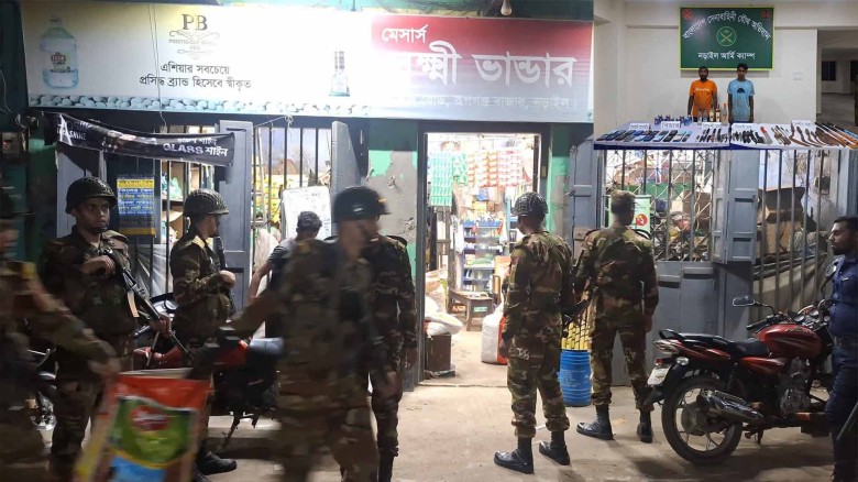 নড়াইলের লক্ষী ভাণ্ডার থেকে মাদক-অস্ত্রসহ আটক ২ জন।