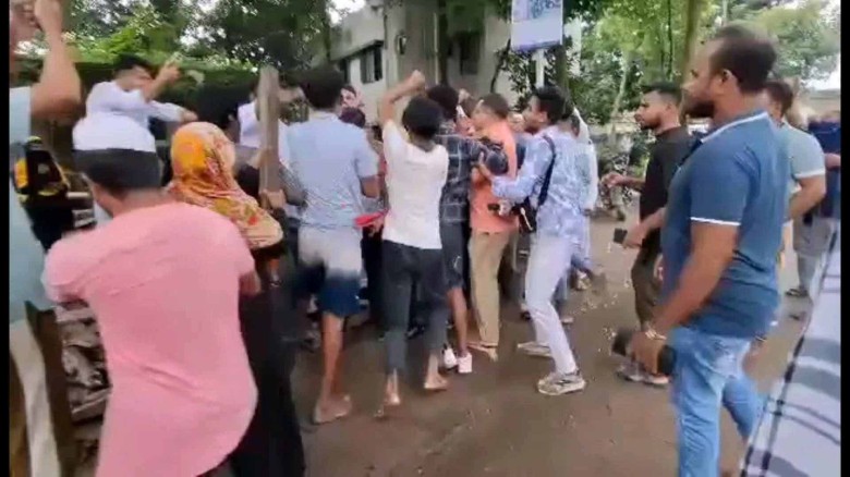 নরসিংদীতে সাংবাদিক হত্যার চেষ্টার ঘটনায় গ্রেপ্তার তিন।