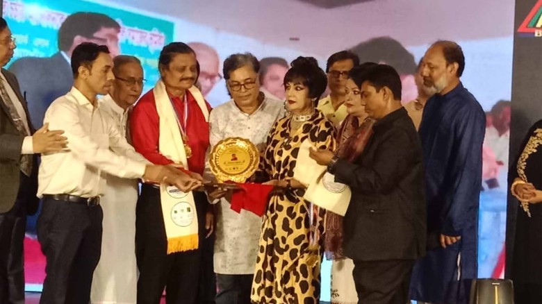 ন্যাশনাল ইনফ্লুয়েন্স লাইফটাইম এওয়ার্ডে ভূষিত বিজ্ঞান কবি ও স