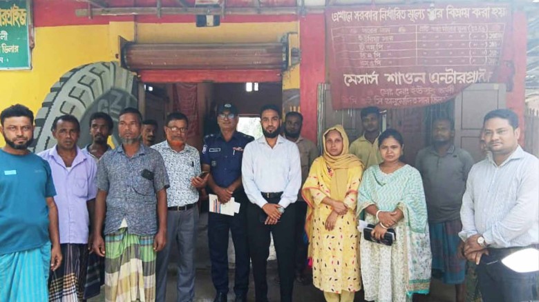 কুড়িগ্রামের রাজারহাটে সার বিক্রেতার ২০ হাজার টাকা জরিমানা।