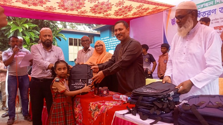 নওগাঁয় মেধাবী ও অস্বচ্ছল শিক্ষার্থীদের মাঝে স্কুল ব্যাগ বিতর