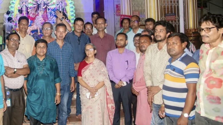 ময়মনসিংহের দুর্গাবাড়ি পূজামণ্ডপ পরিদর্শন করেন মৎস্য ও প্রাণি