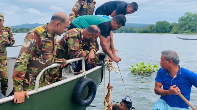 কাপ্তাই হ্রদে নৌকাডুবি: সেনাবাহিনীর অক্লান্ত প্রচেষ্টায় সফল 
