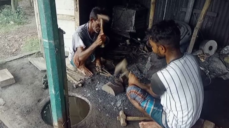 লোহার টুং টাং শব্দে মুখরিত বান্দনালের কামারপাড়া।