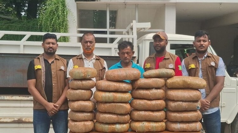 নরসিংদীতে ৪৫ কেজি গাঁজাভর্তি গাড়ীসহ ১ জন আটক