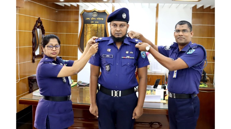 গাইবান্ধা জেলায় পদোন্নতিপ্রাপ্ত পুলিশ সদস্যের র‍্যাংক ব্যাজ 