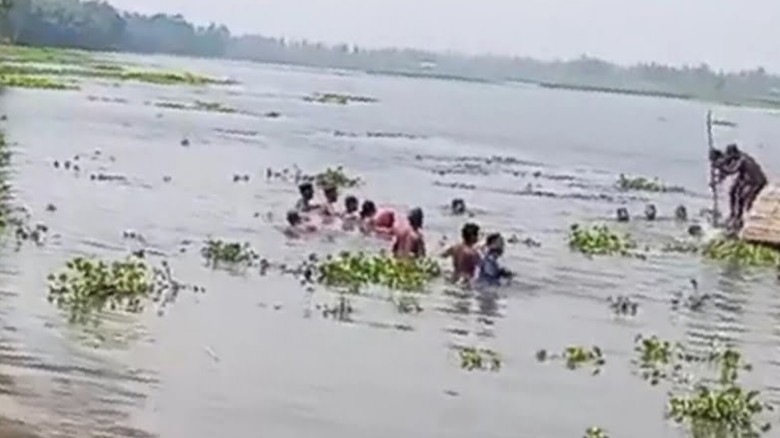 কুড়িগ্রামে শাপলা তুলতে নৌকা থেকে পড়ে শিশুর মৃত্যু