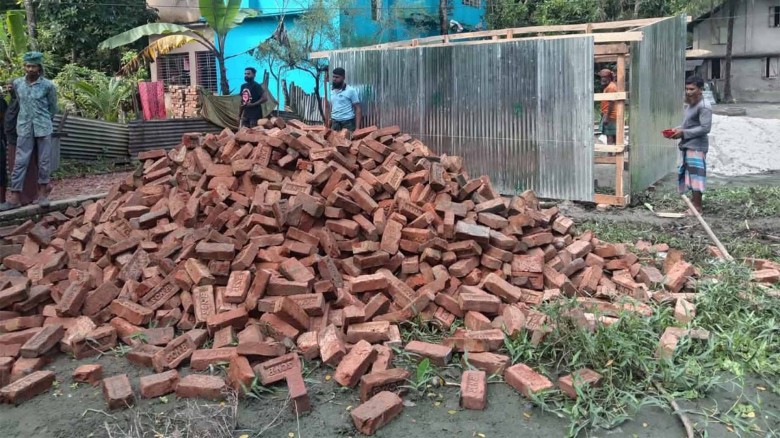 গলাচিপায় সাংবাদিকের জমিতে জোরপূর্বক ঘর নির্মাণের অভিযোগ