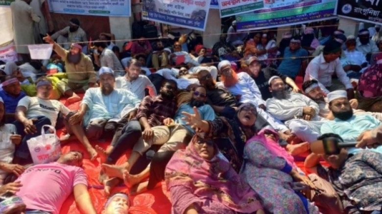 অনশনে অসুস্থ কয়েকজন শিক্ষক, দুপুরে শাহবাগ অবরোধের ঘোষণা