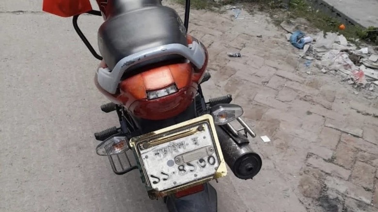 নড়াইলে বাড়ির সামনে থেকে প্রথম আলোর সাংবাদিকের মোটরসাইকেল চুরি...