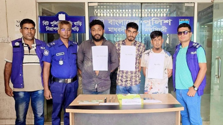 নরসিংদীর মাধবদীত পুলিশ এর পোশাক পড়ে ডাকাতির সময় তিন ডাকাত 