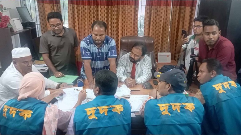 রাণীশংকৈল হাসপাতালে দুদকের অভিযান