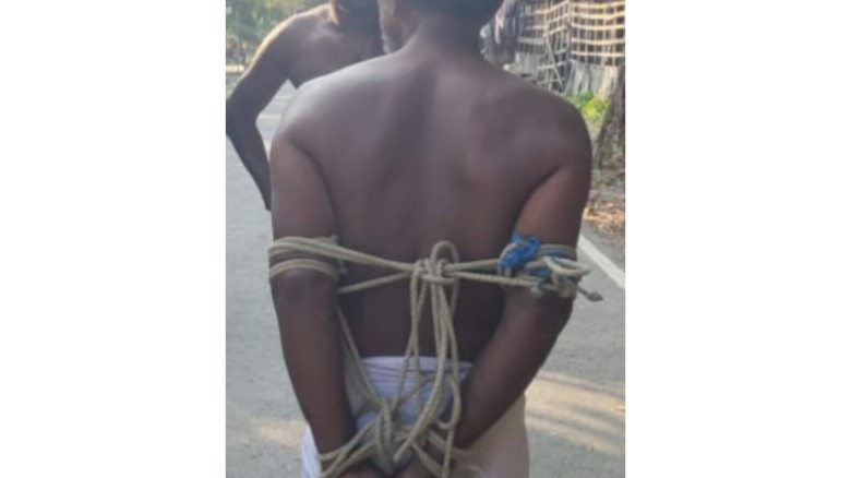 দাকোপে মধ্য বয়সী ব্যক্তিকে দড়ি বেঁধে মারধরের অভিযোগ