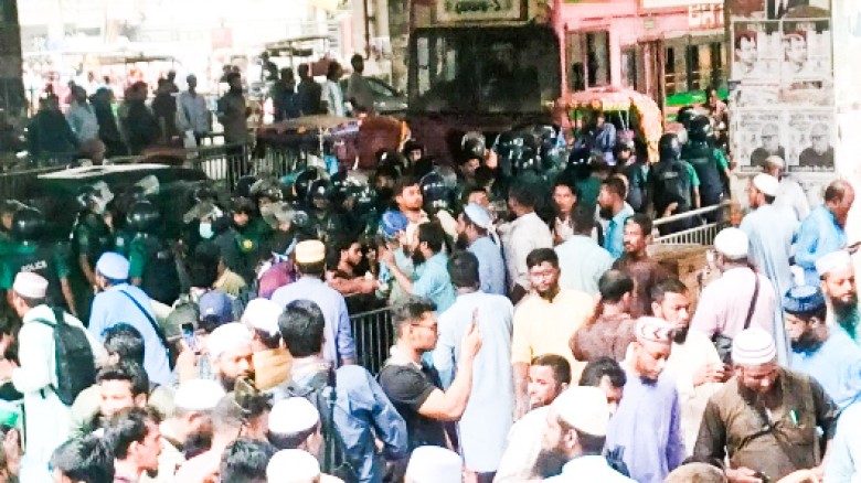 ইবতেদায়ি শিক্ষকদের সঙ্গে পুলিশের সংঘর্ষ, টিয়ারশেল-সাউন্ড গ্রেনেড নিক্ষেপ...