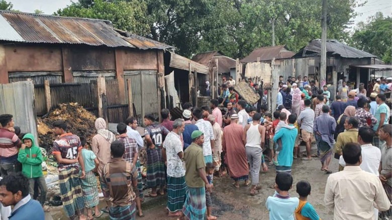 কুড়িগ্রামের নাগেশ্বরীতে ভয়াবহ অগ্নিকাণ্ডে ৮টি দোকান পুড়ে ছাই।...