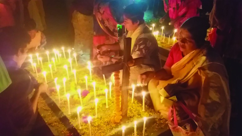 পাঁচবিবিতে খ্রিষ্টান সম্প্রদায়ের কবরে মোমবাতি প্রজ্জ্বলন...