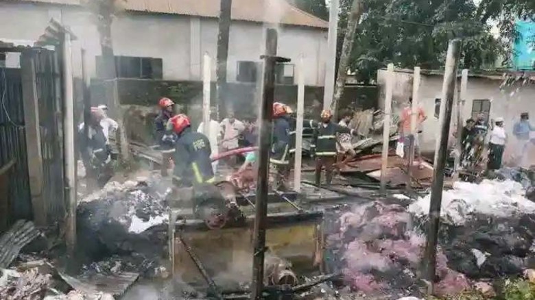 শ্রীপুরে ভয়াবহ অগ্নিকাণ্ড, দুই গোডাউন পুড়ে ছাই।...