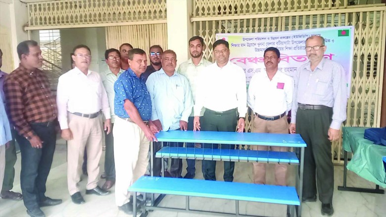 বটিয়াঘাটা উপজেলায় মাধ্যমিক  উচ্চ মাধ্যমিক পর্যায়  বিভিন্ন শিক্ষা প্রতিষ্ঠানে বেঞ্চ বিতরণ অনুষ্ঠিত।...