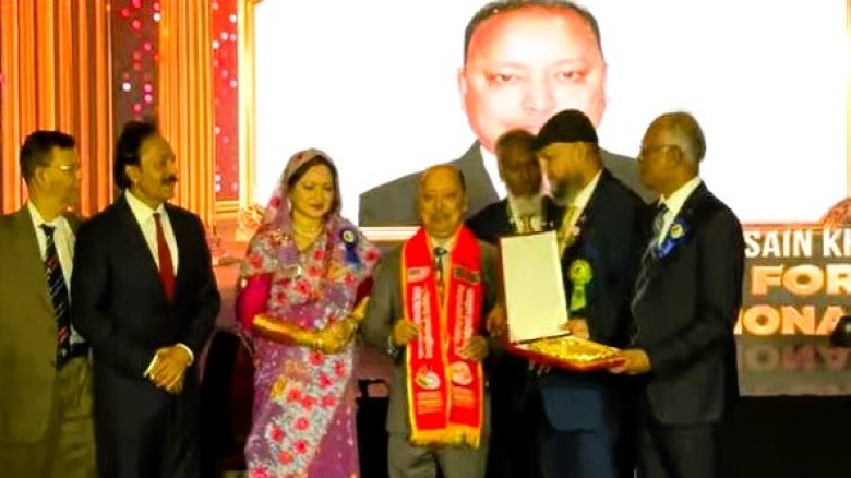 বিশিষ্ট শিক্ষানুরাগী মোশাররফ হোসেন খান চৌধুরীকে বিশেষ সম্মান