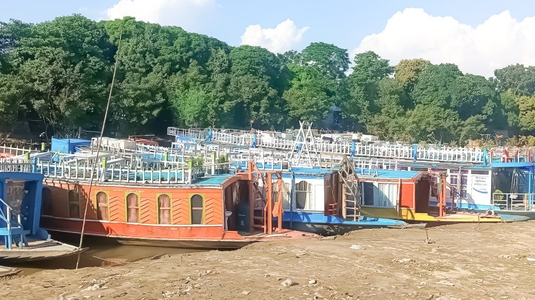 পর্যটকশূন্য হাওরে স্থবির প্রাণচাঞ্চল্য।