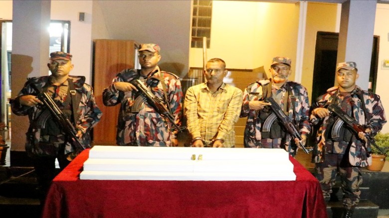 ২ টি র্স্বণের বারসহ যশোরে পাচারকারী আটক।