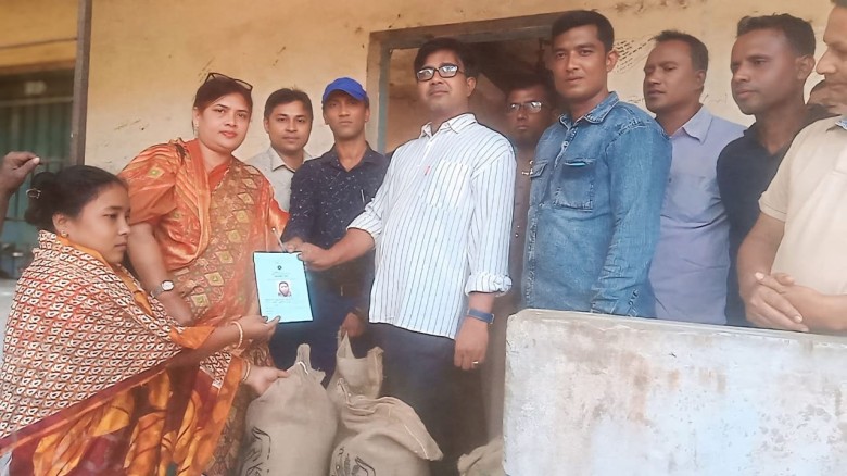 গাইবান্ধার পলাশবাড়ীর হোসেনপুরে ভিডব্লিউবির চাল বিতরণ।...