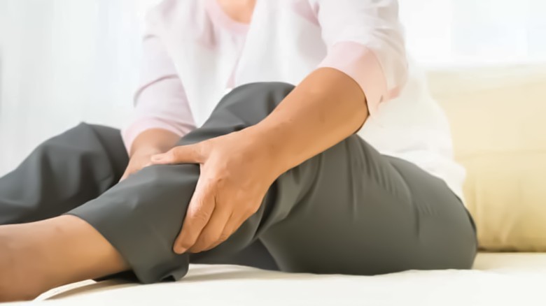 মাঝে মাঝেই পা ফুলছে, কখন বুঝবেন শরীর বিপদের সংকেত দিচ্ছে?