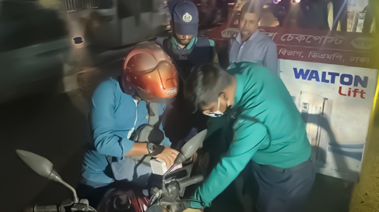 রাজধানীজুড়ে চেকপোস্ট, পুলিশের তল্লাশি।