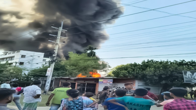 গাজীপুরে কারখানায় ভয়াবহ আগুন, নিয়ন্ত্রণে ৯ ইউনিট।