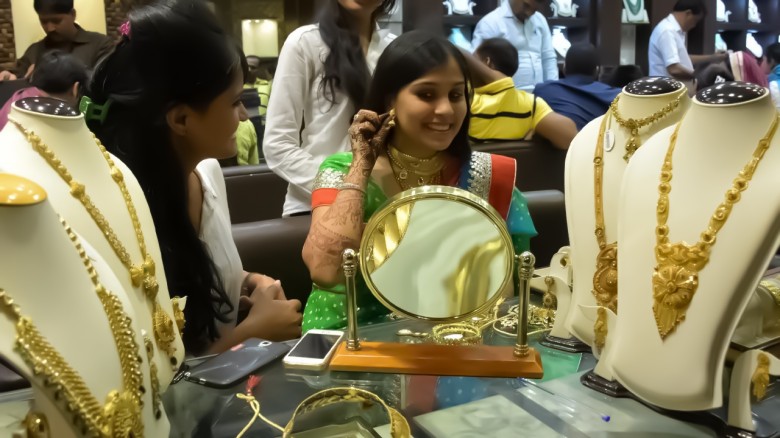 শুক্রবারও কমলো স্বর্ণের দাম।