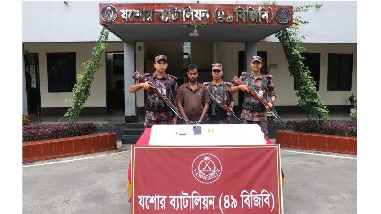 যশোর-মাগুরা মহাসড়ক থেকে ২ টি স্বর্ণের বার সহ পাচারকারী আটক