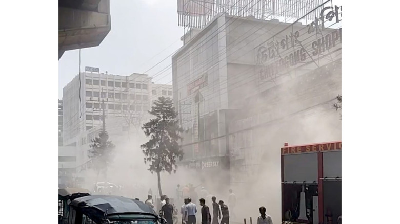 চট্টগ্রামে শপিং কমপ্লেক্সে আগুন, নিয়ন্ত্রণে কাজ করছে ৫ ইউনিট